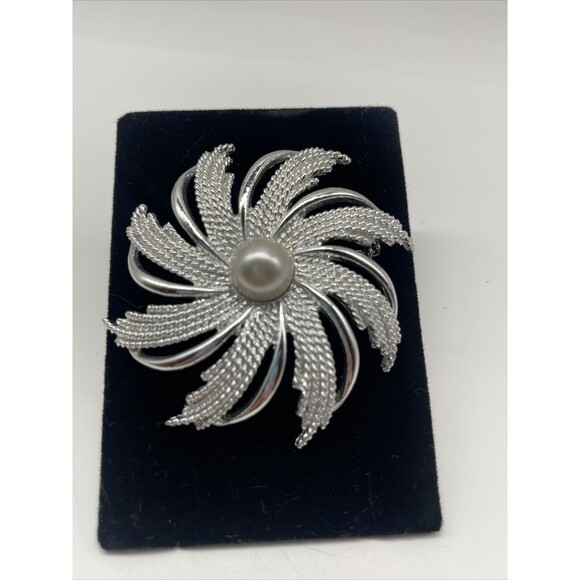 Sarah Coventry Vintage Silver Faux Pearl Pinwheel Brooch Excellant Condition - Picture 1 of 5